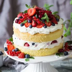 Pyszny tort urodzinowy z bitą śmietaną i owocami. Idealny przepis łatwy na każdą okazję!