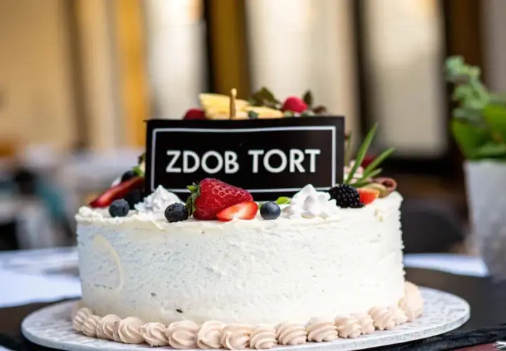 Elegancki tort dla 14 latki, ozdobiony świeżymi owocami i napisem "Zdob Tort". Idealny na wyjątkową okazję.